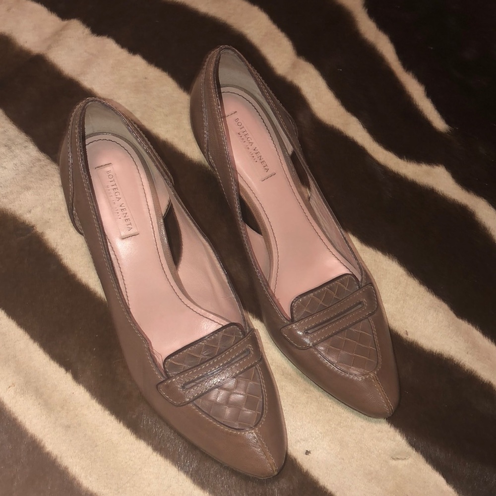 Bottega veneta size 39 1/2 pump.
